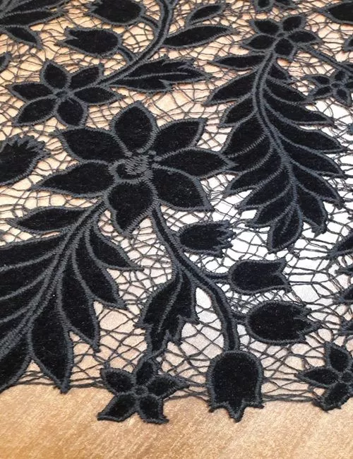Pizzo di velluto nero